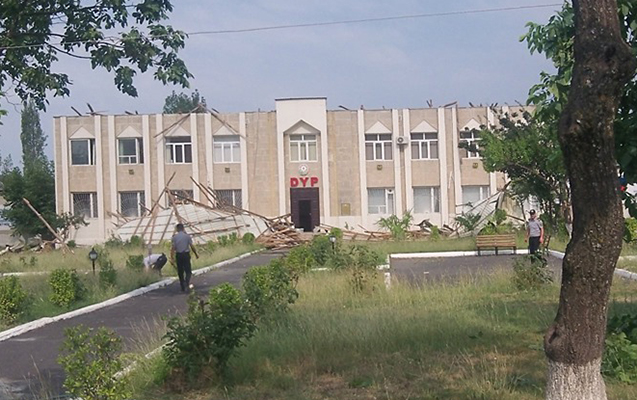 dolu-dyp-nin-binasinin-dam-ortuyunu-ucurdu